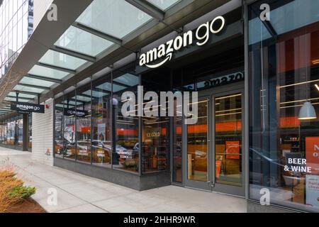 Seattle - 23 gennaio 2022; Amazon Vai sulla 5th Avenue nel centro di Seattle. Un avviso indica che il negozio vende birra e vino Foto Stock