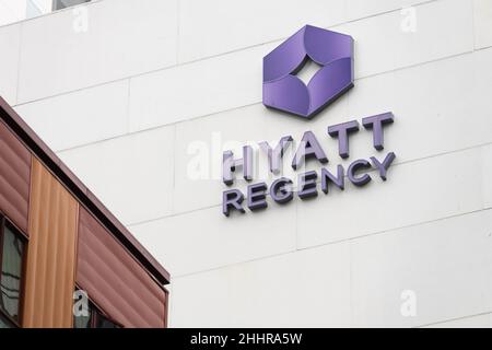 Seattle - 23 gennaio 2022; insegna per l'hotel Hyatt Regency a Seattle in viola con logo Foto Stock