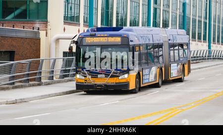 Seattle - 23 gennaio 2022; autobus articolato della metropolitana di Seattle con servizio 70 per la stazione U District Foto Stock