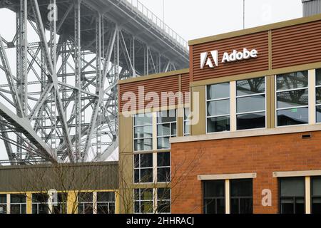 Seattle - 23 gennaio 2022; logo aziendale e nome di Adobe su un edificio nel quartiere Freemont di Seattle e il ponte Aurora Avenue Foto Stock