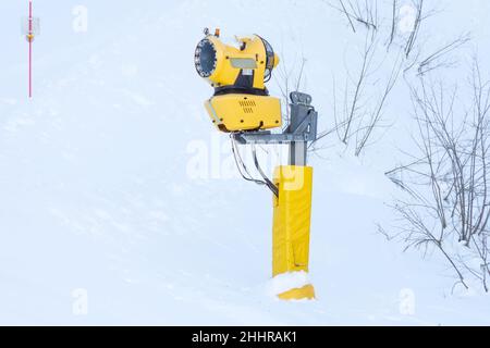 Cannone giallo sulla pista da sci Foto Stock