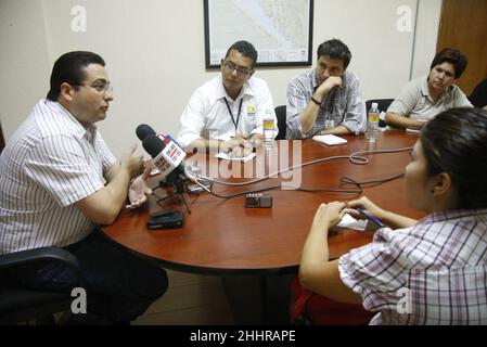 Roberto Ruival presidente del PRI estatal comento acerca de las dichiaraciones de Garman Martínez ex residente nacional del PAN y sobre las positibilidades de la elección el el Tribunal Federal Electoral el 6 agosto 2009 © (foto di Luis Gutierrez)....... Foto Stock