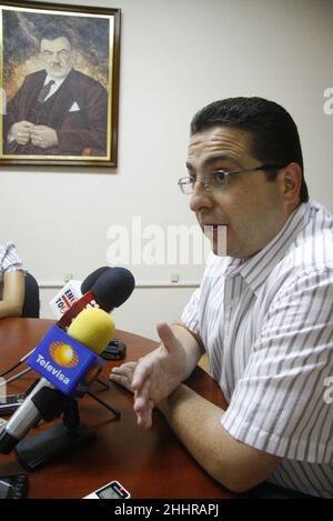 Roberto Ruival presidente del PRI estatal comento acerca de las dichiaraciones de Garman Martínez ex residente nacional del PAN y sobre las positibilidades de la elección el el Tribunal Federal Electoral el 6 agosto 2009 © (foto di Luis Gutierrez)....... Foto Stock