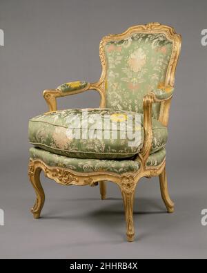 Set di quattro poltrone (fauteuils en cabriolet) ca. 1750–60 Francese la silhouette curvilinea scorrevole di questa poltrona, una delle quattro, la pone saldamente alla metà del XVIII secolo. La curva continua della schiena si estende nelle gambe, nelle rotaie e nelle braccia con una grazia che incarna lo stile rococò. Forse parte di un set più grande, le sedie sono senza timbro e il costruttore rimane sconosciuto. Le sedie non sono identiche ma mostrano piccole differenze nella loro decorazione intagliata: Gli spruzzi di fiori in cima allo schienale e al centro della guida del sedile anteriore variano da uno all'altro. Foto Stock