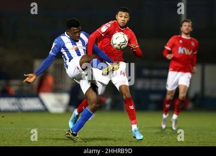 Il Mason Burstow di Charlton Athletic (a destra) e il Timi Odusina di Hartlepool United combattono per la palla durante il quarto finale del trofeo Papa John al Victoria Park di Hartlepool. Data foto: Martedì 25th gennaio, 2022. Foto Stock