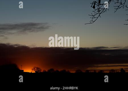 Colore alba vicino Ceske Budejovice città con silhouette nera scura Foto Stock