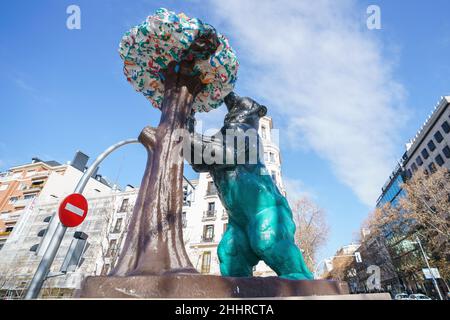 Madrid, Spagna. 25th Jan 2022. Durante la mostra, "grazie, Madrid!", si può ammirare la riproduzione della statua dell'Orso e dell'albero delle fragole (El Oso y el Madroño) sotto il titolo 'WAVE' e dipinta dall'artista Miguel Ángel Aísa. Come omaggio a coloro che hanno partecipato alla lotta contro la pandemia di Covid-19 a Madrid. L'iniziativa di esposizione urbana presentata in 21 distretti di Madrid è stata organizzata dal gruppo Prisa e rimarrà per le strade di Madrid fino a febbraio 18. Credit: SOPA Images Limited/Alamy Live News Foto Stock