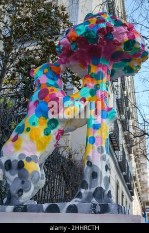 Madrid, Spagna. 25th Jan 2022. Durante la mostra, "grazie, Madrid!", si può ammirare la riproduzione della statua dell'Orso e dell'albero delle fragole (El Oso y el Madroño) con il titolo 'Hope' e dipinta dall'artista David Vimar. Come omaggio a coloro che hanno partecipato alla lotta contro la pandemia di Covid-19 a Madrid. L'iniziativa di esposizione urbana presentata in 21 distretti di Madrid è stata organizzata dal gruppo Prisa e rimarrà per le strade di Madrid fino a febbraio 18. Credit: SOPA Images Limited/Alamy Live News Foto Stock