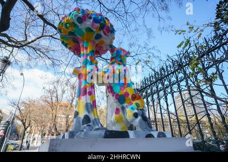 Madrid, Spagna. 25th Jan 2022. Durante la mostra, "grazie, Madrid!", si può ammirare la riproduzione della statua dell'Orso e dell'albero delle fragole (El Oso y el Madroño) con il titolo 'Hope' e dipinta dall'artista David Vimar. Come omaggio a coloro che hanno partecipato alla lotta contro la pandemia di Covid-19 a Madrid. L'iniziativa di esposizione urbana presentata in 21 distretti di Madrid è stata organizzata dal gruppo Prisa e rimarrà per le strade di Madrid fino a febbraio 18. Credit: SOPA Images Limited/Alamy Live News Foto Stock