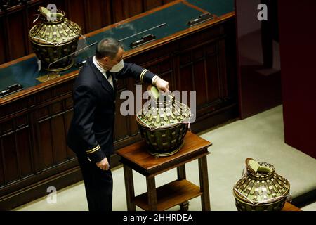 Roma, Italia. 25th Jan 2022. Seconda sessione di voto per il nuovo Presidente della Repubblica italiana presso la Camera dei deputati in plenaria. Roma, 25 gennaio 2022Photo Samantha Zucchi Insidefoto Credit: Insidefoto srl/Alamy Live News Foto Stock