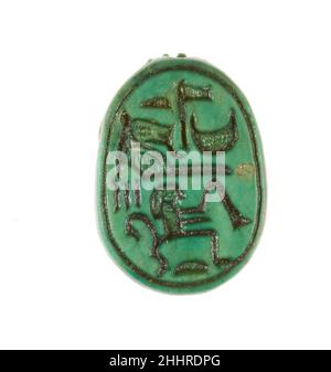 Scarab inscritto per la moglie di Dio Hatshepsut ca. 1479–1458 a.C. nuovo regno questo scarabeo fu trovato in un deposito di fondazione associato al tempio funerario di Hatshepsut a Deir el-Bahri. La base è inscritta con il suo nome personale, Hatshepsut ('primissimo delle noblewomen') legato al titolo di moglie di Dio. Hatshepsut ereditò il titolo mentre servì come regina principale del suo fratellastro, Thutmose II. Più tardi nella sua vita, dopo aver preso i titoli di re, Hatshepsut passò il titolo a sua figlia, Neferure (vedi scarab 27,3.326). Scarab inscritto per la moglie di Dio Hatshepsut. Ca. 1479–1458 Foto Stock