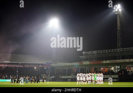 I giocatori di Bristol City prendono il ginocchio (a sinistra) mentre Luton Town si trova in piedi prima del calcio d'inizio nella partita Sky Bet Championship a Kenilworth Road, Luton. Data foto: Martedì 25 gennaio 2022. Foto Stock