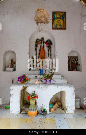 Altare di una piccola chiesa nella campagna dello Yucatan, Messico Foto Stock