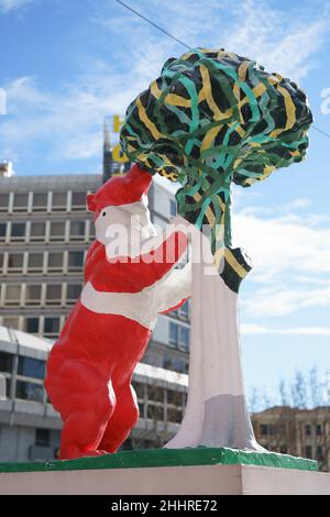 Madrid, Spagna. 25th Jan 2022. Una vista della riproduzione della statua dell'Orso e dello Strawberry Tree (El Oso y el Madroño) sotto il titolo 'abbraccio Madrid' e dipinta dall'artista i fratelli David Céspedes, è vista durante la mostra, 'grazie molto, Madrid!' Come omaggio a coloro che hanno partecipato alla lotta contro la pandemia di Covid-19 a Madrid. L'iniziativa di esposizione urbana presentata in 21 distretti di Madrid è stata organizzata dal gruppo Prisa e rimarrà per le strade di Madrid fino a febbraio 18. (Foto di Atilano Garcia/SOPA Images/Sipa USA) Credit: Sipa USA/Alamy Live News Foto Stock