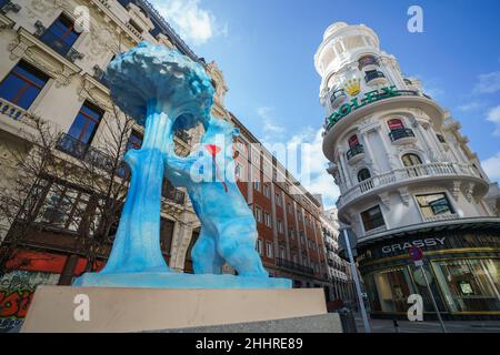 Una vista della riproduzione della statua dell'Orso e dell'albero di fragole (El Oso y el Madroño) sotto il titolo "il cielo di Madrid ti ama" e dipinta dall'artista Vicente e Paloma Delgado, è visibile durante la mostra, "grazie molto, Madrid!" Come omaggio a coloro che hanno partecipato alla lotta contro la pandemia di Covid-19 a Madrid. L'iniziativa di esposizione urbana presentata in 21 distretti di Madrid è stata organizzata dal gruppo Prisa e rimarrà per le strade di Madrid fino a febbraio 18. (Foto di Atilano Garcia/SOPA Images/Sipa USA) Foto Stock