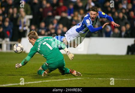 HARTLEPOOL, REGNO UNITO. GENNAIO 25th JAN Hartlepool United Joe Gray perde possesso di Charlton Athletic Goalkeeper Craig MacGillivray durante la partita finale del quartiere dei Trofei EFL tra Hartlepool United e Charlton Athletic a Victoria Park, Hartlepool martedì 25th gennaio 2022. (Credit: Michael driver | MI News) Credit: MI News & Sport /Alamy Live News Foto Stock