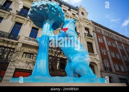 Una vista della riproduzione della statua dell'Orso e dell'albero di fragole (El Oso y el Madroño) sotto il titolo "il cielo di Madrid ti ama" e dipinta dall'artista Vicente e Paloma Delgado, è visibile durante la mostra, "grazie molto, Madrid!" Come omaggio a coloro che hanno partecipato alla lotta contro la pandemia di Covid-19 a Madrid. L'iniziativa di esposizione urbana presentata in 21 distretti di Madrid è stata organizzata dal gruppo Prisa e rimarrà per le strade di Madrid fino a febbraio 18. (Foto di Atilano Garcia/SOPA Images/Sipa USA) Foto Stock