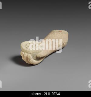 Braccio calcareo con pezzi di frutta (?) Tenuto nella mano cipriota il braccio sinistro piccolo tiene un piatto riempito di frutta. Braccio calcareo con pezzi di frutta (?) tenuto in mano 242269 Foto Stock