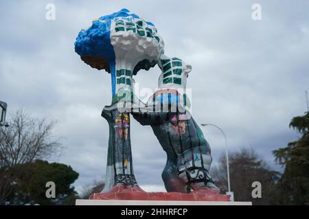 Madrid, Spagna. 25th Jan 2022. Durante la mostra, "grazie, Madrid!", si può ammirare la riproduzione della statua dell'Orso e dello Strawberry Tree (El Oso y el Madroño) con il titolo "infinite applauso" e dipinta dall'artista, i fratelli Juan Avilés. Come omaggio a coloro che hanno partecipato alla lotta contro la pandemia di Covid-19 a Madrid. L'iniziativa di esposizione urbana presentata in 21 distretti di Madrid è stata organizzata dal gruppo Prisa e rimarrà per le strade di Madrid fino a febbraio 18. (Foto di Atilano Garcia/SOPA Images/Sipa USA) Credit: Sipa USA/Alamy Live News Foto Stock