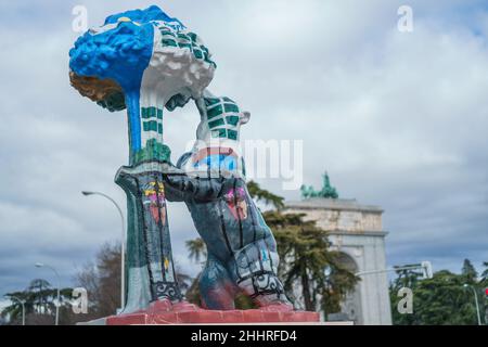 Madrid, Spagna. 25th Jan 2022. Durante la mostra, "grazie, Madrid!", si può ammirare la riproduzione della statua dell'Orso e dello Strawberry Tree (El Oso y el Madroño) con il titolo "infinite applauso" e dipinta dall'artista, i fratelli Juan Avilés. Come omaggio a coloro che hanno partecipato alla lotta contro la pandemia di Covid-19 a Madrid. L'iniziativa di esposizione urbana presentata in 21 distretti di Madrid è stata organizzata dal gruppo Prisa e rimarrà per le strade di Madrid fino a febbraio 18. (Foto di Atilano Garcia/SOPA Images/Sipa USA) Credit: Sipa USA/Alamy Live News Foto Stock