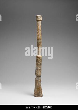 Bone Trumpet 2nd–5th Century Calima, Malagana prima della produzione di ceramica, l'osso era usato per piccole trombe, flauti e panpipe. Questa tromba a a osso del condor era probabilmente una volta ricoperta di oro, consentendo alla superficie incisa di mostrarsi attraverso il foglio d'oro. Fatto in sezioni, questo raro esempio è stato possibilmente modellato su trombe più grandi del gourd. Tromba ossea. Calima, Malagana. 2nd–5th secolo. Osso del Condor. Periodo Yotoco (precolombiano). Calima, Colombia. Aerophone-labbro vibrato-tromba / trombone Foto Stock