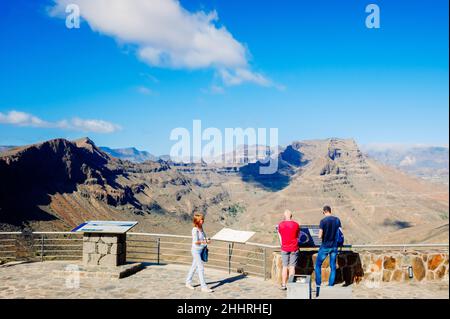 Gran Canaria, Spagna - 12 gennaio 2022: I turisti osservano la Valle di Fataga a Gran Canaria dal punto di vista di Las Yeguas. Foto Stock