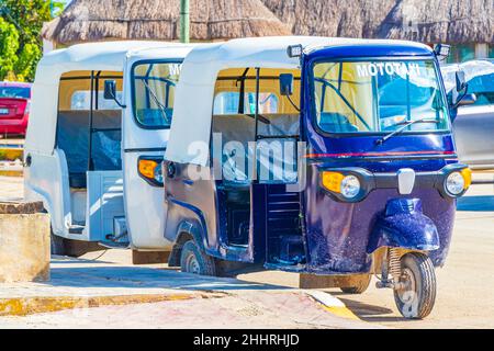 Blu e bianco auto risciò tuk tuk tuk nel bellissimo villaggio di Chiquilá porto porto Puerto de Chiquilá in Quintana Roo Messico. Foto Stock