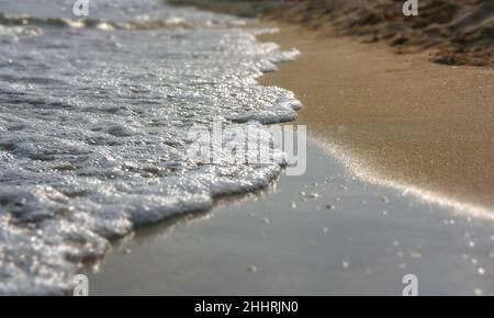 Vista ravvicinata delle onde sulla spiaggia Foto Stock