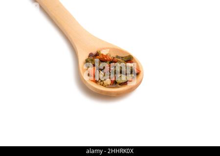 cucchiaio di legno riempito di spezie isolate sul bianco Foto Stock