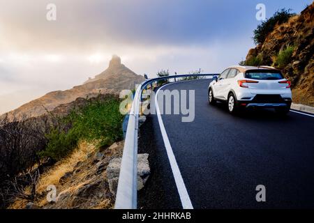 Una famiglia di turisti in auto si avvicina all'autostrada Roque Bentayga durante un viaggio di vacanza alle Isole Canarie. Foto Stock