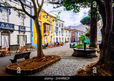 Facciate colorate nelle strade della città vecchia di San cristobal Tenerife Foto Stock