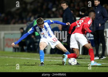 HARTLEPOOL, REGNO UNITO. GENNAIO 25th Joe Gray di Hartlepool United batte per il possesso con Jonathan Leko di Charlton Athletic durante la finale del quartiere dei Trofei EFL tra Hartlepool United e Charlton Athletic a Victoria Park, Hartlepool martedì 25th gennaio 2022. (Credit: Mark Fletcher | MI News) Credit: MI News & Sport /Alamy Live News Foto Stock