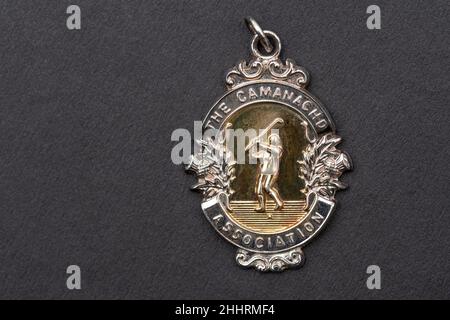 Medaglia dei vincitori della Coppa Camanachd. Il trofeo del nastro blu di Shinty, giocato per ogni stagione, e questa è un'immagine della medaglia tradizionale dei vincitori. Foto Stock