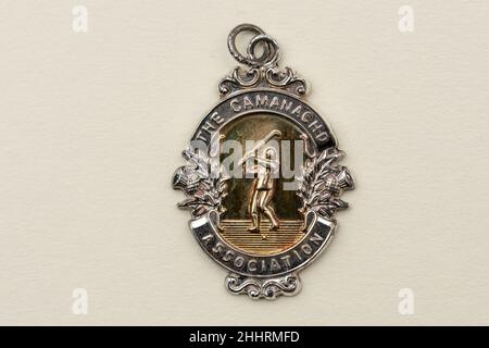 Medaglia dei vincitori della Coppa Camanachd. Il trofeo del nastro blu di Shinty, giocato per ogni stagione, e questa è un'immagine della medaglia tradizionale dei vincitori. Foto Stock