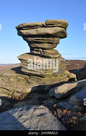 La Cantina di sale, una formazione rocciosa insolita sul Derwent Edge, Derbyshire Foto Stock