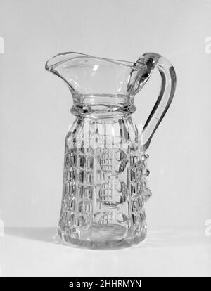 Caraffa 1800–1900 probabilmente New England Glass Company. Caraffa. Americano. 1800–1900. Vetro pressato. Fabbricato a East Cambridge, Massachusetts, Stati Uniti Foto Stock