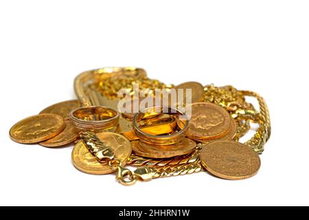 Gioielli d'oro, monete d'oro e barre d'oro su sfondo bianco Foto Stock