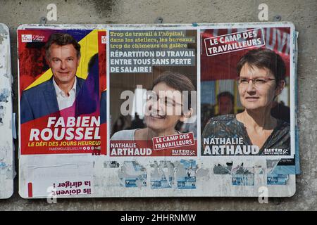 Marsiglia, Francia. 25th Jan 2022. I manifesti di Fabien Roussel (L) e Nathalie Arthaud (R) sono visti sulla campagna display.Posters di Nathalie Arthaud, Fabien Roussel, Philippe Poutou e Jean-Luc Mélenchon, candidati per le elezioni presidenziali francesi del 2022. Credit: SOPA Images Limited/Alamy Live News Foto Stock