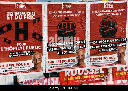 Marsiglia, Francia. 25th Jan 2022. I manifesti di Philippe Poutou sono visti sulla campagna display.Posters di Nathalie Arthaud, Fabien Roussel, Philippe Poutou e Jean-Luc Mélenchon, candidati per le elezioni presidenziali francesi del 2022. Credit: SOPA Images Limited/Alamy Live News Foto Stock