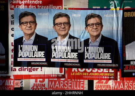 Marsiglia, Francia. 25th Jan 2022. I manifesti di Jean-Luc Mélenchon sono visti sulla campagna display.Posters di Nathalie Arthaud, Fabien Roussel, Philippe Poutou e Jean-Luc Mélenchon, candidati per le elezioni presidenziali francesi del 2022. Credit: SOPA Images Limited/Alamy Live News Foto Stock