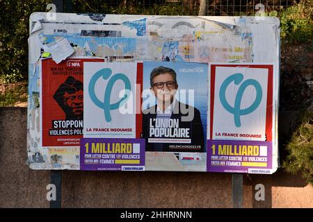 Marsiglia, Francia. 25th Jan 2022. Un manifesto di Jean-Luc Mélenchon è visto in mostra.Posters campagna di Nathalie Arthaud, Fabien Roussel, Philippe Poutou e Jean-Luc Mélenchon, candidati per le elezioni presidenziali francesi del 2022. Credit: SOPA Images Limited/Alamy Live News Foto Stock