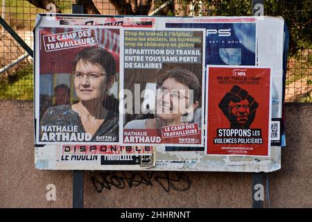 Marsiglia, Francia. 25th Jan 2022. I manifesti di Nathalie Arthaud sono visti sulla campagna dei manifesti di Nathalie Arthaud, Fabien Roussel, Philippe Poutou e Jean-Luc Mélenchon, candidati per le elezioni presidenziali francesi del 2022. Credit: SOPA Images Limited/Alamy Live News Foto Stock