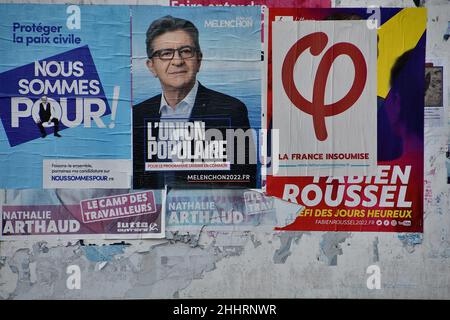 Marsiglia, Francia. 25th Jan 2022. Un manifesto di Jean-Luc Mélenchon è visto in mostra.Posters campagna di Nathalie Arthaud, Fabien Roussel, Philippe Poutou e Jean-Luc Mélenchon, candidati per le elezioni presidenziali francesi del 2022. Credit: SOPA Images Limited/Alamy Live News Foto Stock