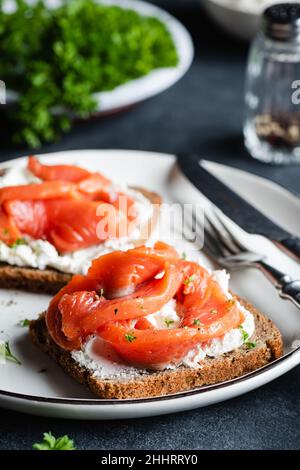 Salmone salato e panna formaggio sandwich vista closeup Foto Stock