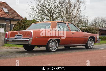 Alkmaar, Olanda settentrionale, Paesi Bassi, 23.01.2021, Cadillac Sedan de Ville dal 1977, Quinta generazione Foto Stock