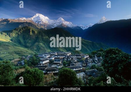 Villaggio di Ghandruk con la catena montuosa Annapurna sullo sfondo, Nepal Foto Stock