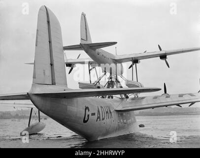 Il composito Short-Mayo aereo compreso il corto S.21 Maia, (G-ADHK) che era una variante della breve "C-Class' Empire flying boat dotato di un traliccio o pilone sulla parte superiore della fusoliera per supportare il corto S.20 Mercurio(G-ADHJ) visto qui a Medway Foto Stock