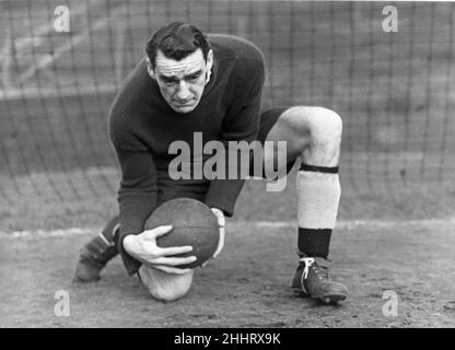 Frank Swift Manchester City portiere per Manchester City (1933-1949) e l'Inghilterra. Frank Swift si ritirò nel 1949, assumendo una carriera giornalistica come corrispondente calcistico per la News of the World. Morì, all'età di 44 anni, nel disastro aereo di Monaco, dopo aver riferito sulla partita della Coppa europea del Manchester United contro la Red Star Belgrado, nella foto di circa 1941 anni. Foto Stock