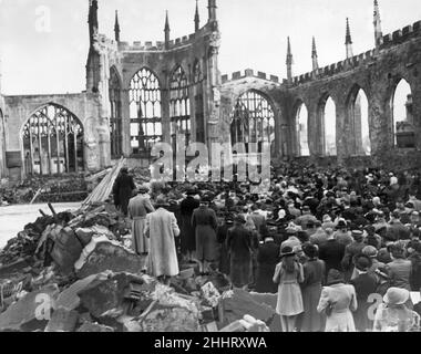 Le folle si riuniscono per un servizio di ricordo all'interno delle rovine della cattedrale di Coventry dopo che fu distrutta dalla Luftwaffe tedesca in raid aereo sulla città durante la seconda guerra mondiale.15th novembre 1942. Foto Stock