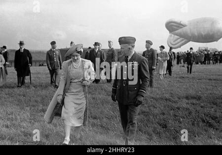 Royal Party a Hook. Mongolfiera con il re e primo ministro Queenand Neville Chamberlain in presenza. Aprile 1939 Foto Stock